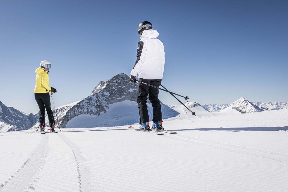 Hintertuxer Gletscher Skifahrerin mit aufgestellten Skiern