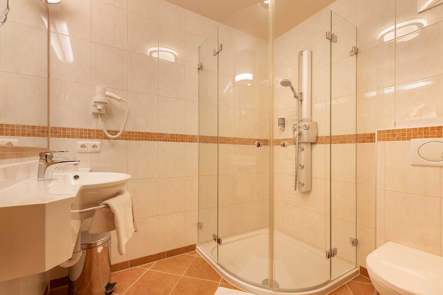 Hotel Pinzger Tux Komfort-Doppelzimmer Beispiel Dusche